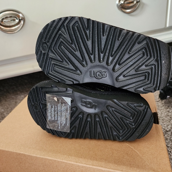 UGG-Classic II Graphic Stitch Suede Boot (Toddler) - Picture 4 of 6